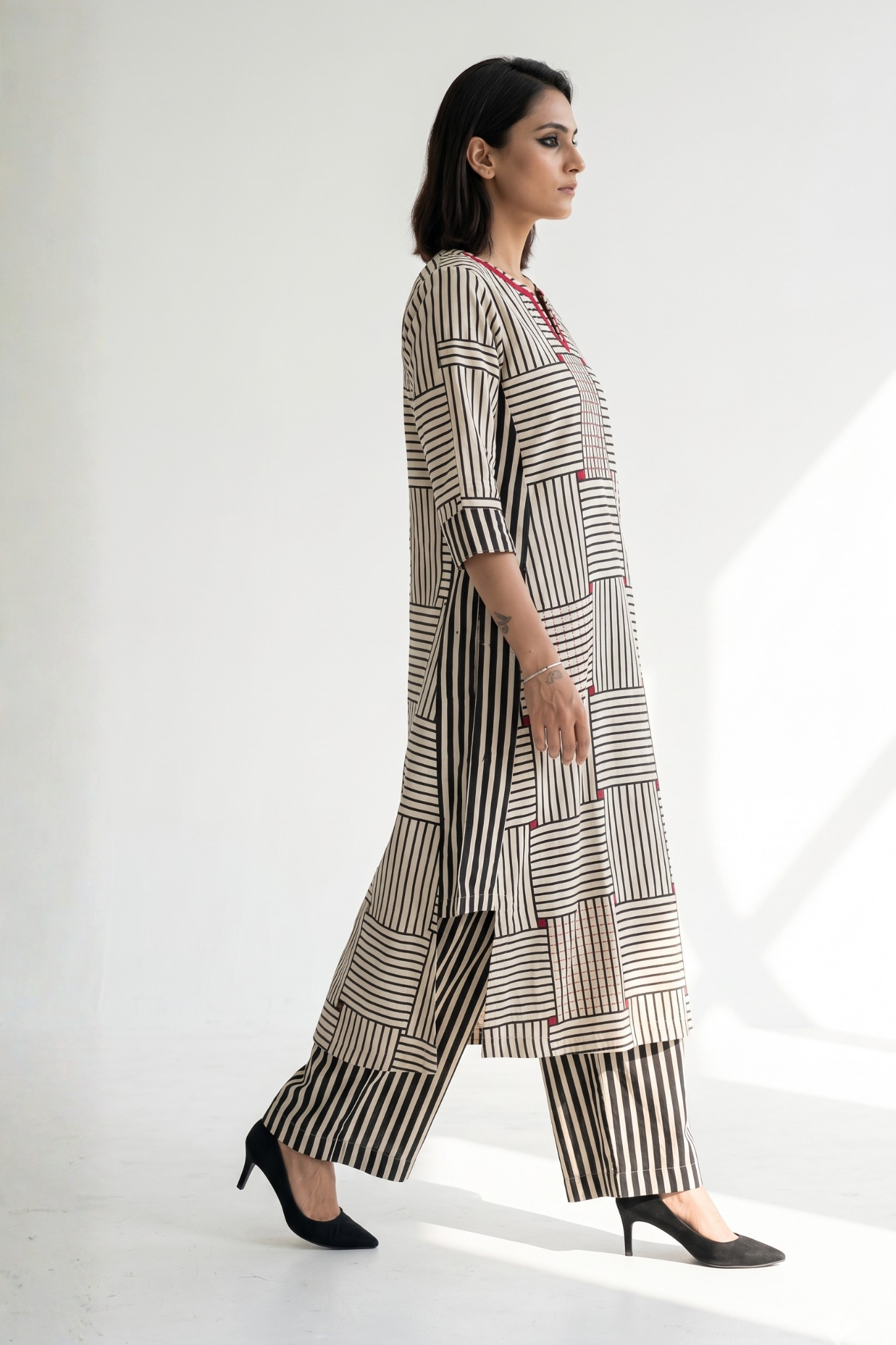 Black_Square_Grid_Cotton_Long_Kurta_With_Side_Twist