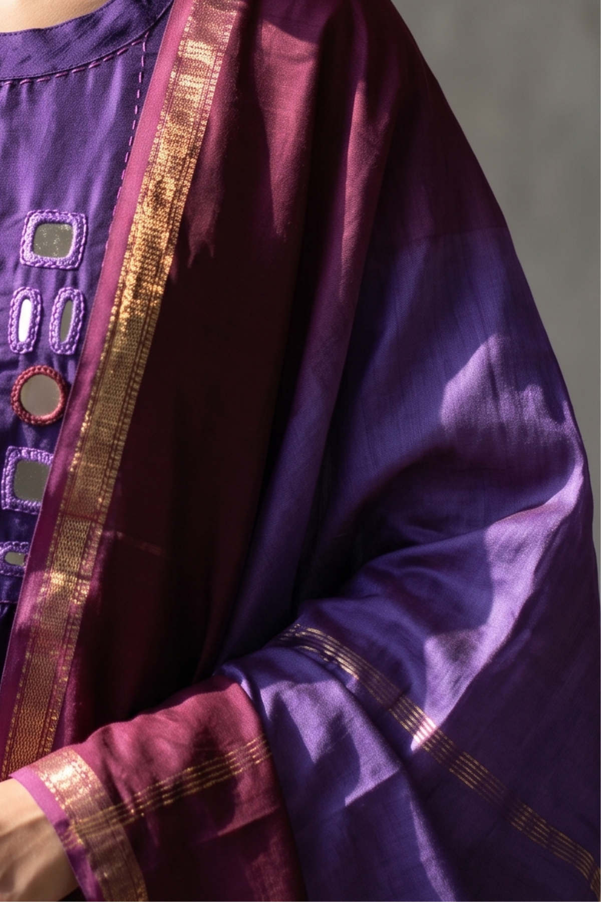 Handwoven_Maheshwari_dupatta_-_Twin_shade_Grape_and_Wine
