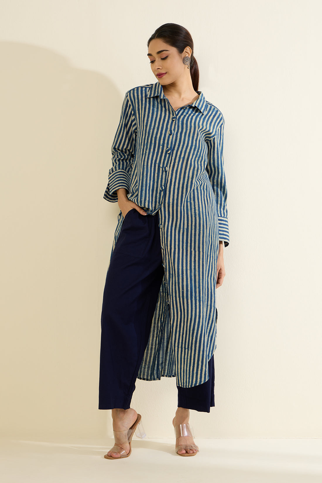 Ajrkah indigo white stripes button don shirt 