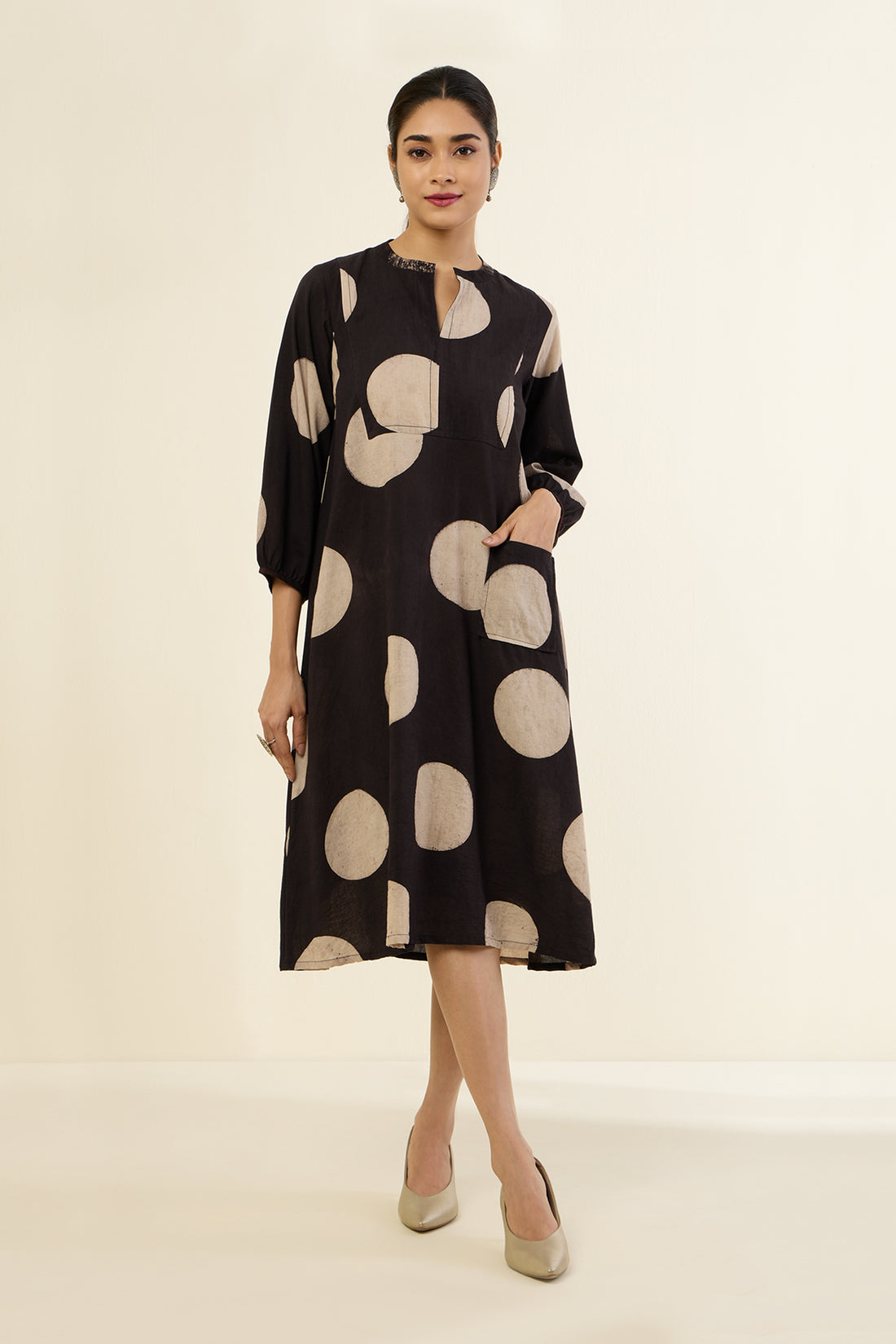 Long Yoke Kurta With Patch Pocket In Coffee Beige Circles by Maati Crafts