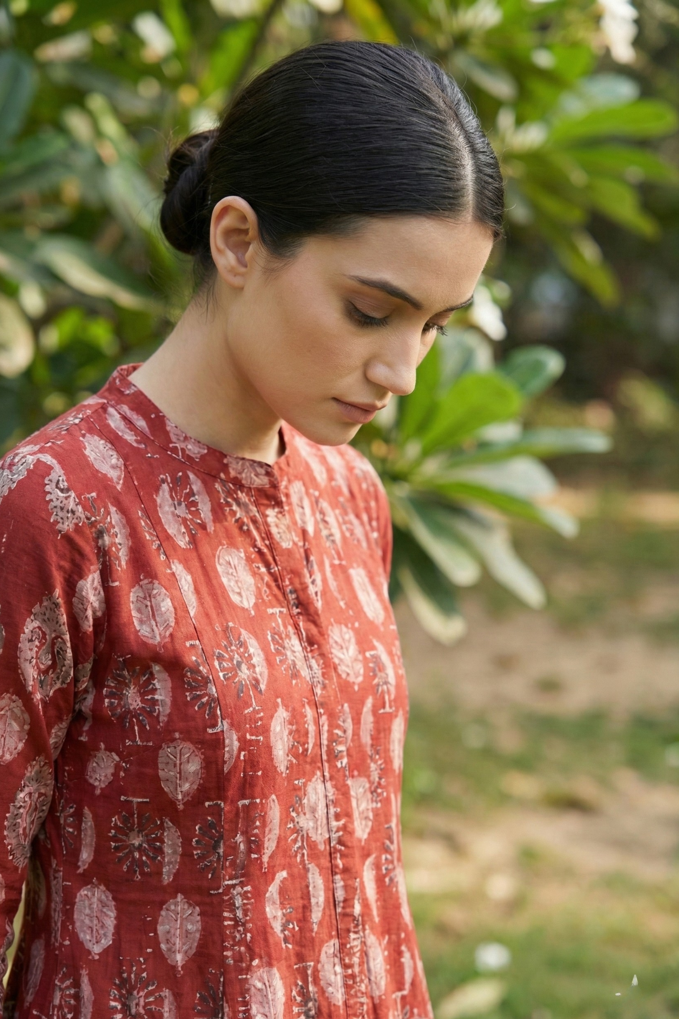 Red-Black_Bagh_Stand_Collar_Pintuck_Yoke_Anarkali