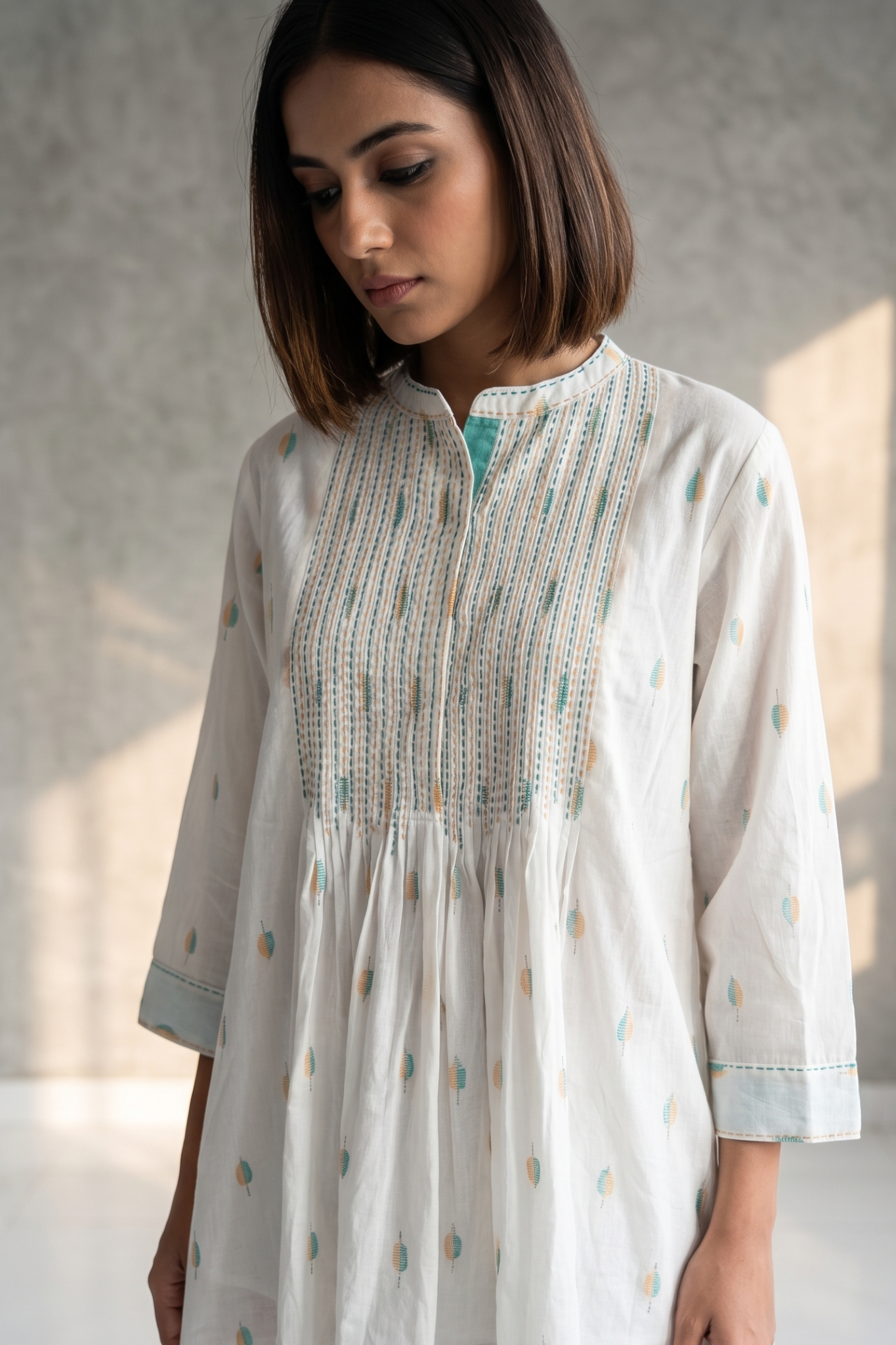 White Collar puntuck Kurta with blue yellow motifs