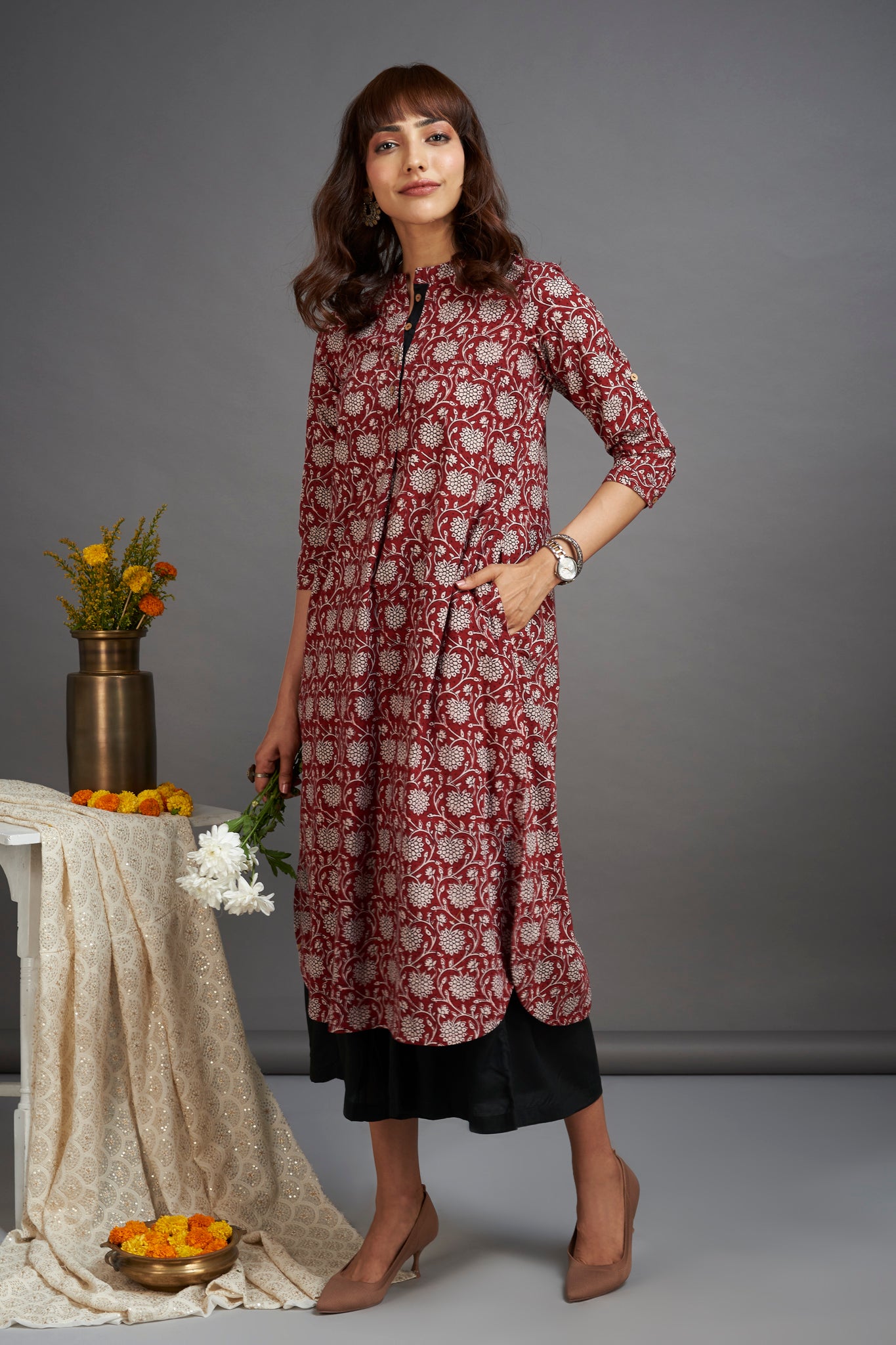 stand collar kurta with round hem glory & delicate motif